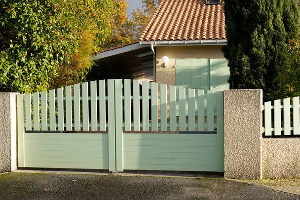 acél nagy zöld tiszta fém kapu kerítés modern ház - Fotó, kép
