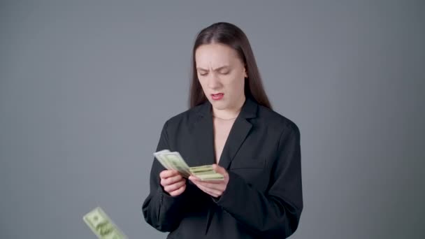 Αργή κίνηση βίντεο της δαπανηρή γυναίκα καταμέτρηση χρημάτων - Πλάνα, βίντεο