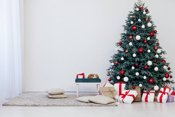 Λευκό δωμάτιο Χριστουγεννιάτικο δέντρο πεύκο με δώρα το νέο έτος εσωτερική διακόσμηση - Φωτογραφία, εικόνα