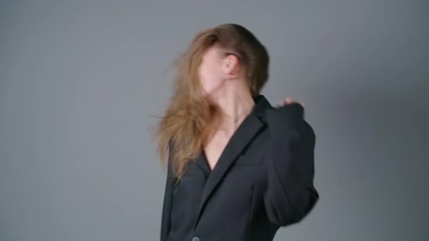 Hidasliikkeinen ammunta ravistamalla hiukset nainen musta takki oversize - Materiaali, video