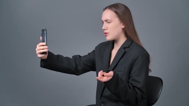 Disparo en cámara lenta de la joven mujer hablando en videollamada - Imágenes, Vídeo