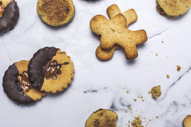 Homemade gingerbread, cinnamon and chocolate cookies on marble background from above. Flat lay - Foto, immagini