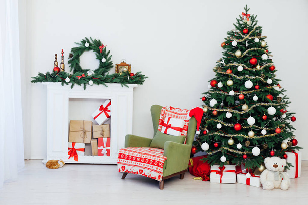 White room Christmas tree pine with gifts new year interior decor - Zdjęcie, obraz