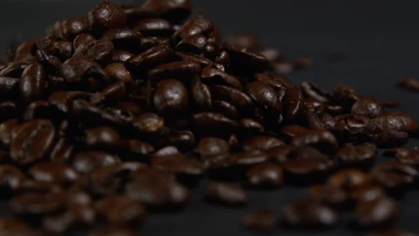 Heiße Kaffeemischung mit eingießender Milchcreme. Duftende Kaffeebohnen werden in einer Pfanne geröstet, Rauch kommt aus Kaffeebohnen. Nahaufnahme von Kaffeesamen. Duftende Kaffeebohnen werden geröstet. Kaffee Espresso Nahaufnahme Dampfgetränk heiß. - Filmmaterial, Video
