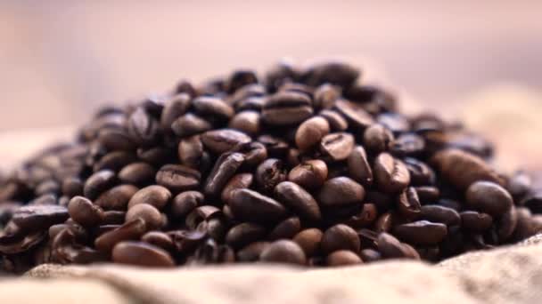 Hot Coffee Mixing με Pouring Milk Cream. Οι αρωματικοί κόκκοι καφέ ψήνονται σε ένα τηγάνι, ο καπνός προέρχεται από κόκκους καφέ. Κοντινό πλάνο σπόρων καφέ. Οι αρωματικοί κόκκοι καφέ ψήνονται. καφέ espresso closeup ατμού ρόφημα ζεστό. - Πλάνα, βίντεο