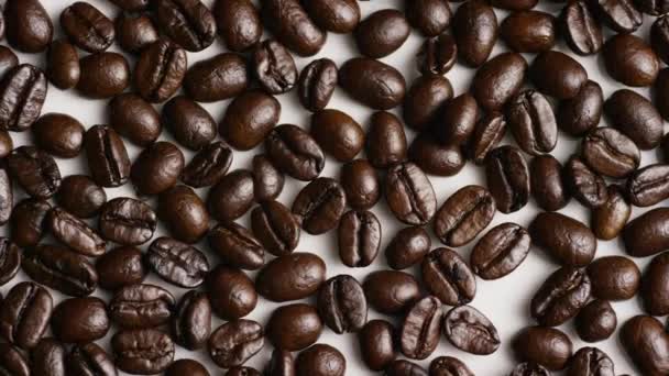 Hot Coffee Mixing με Pouring Milk Cream. Οι αρωματικοί κόκκοι καφέ ψήνονται σε ένα τηγάνι, ο καπνός προέρχεται από κόκκους καφέ. Κοντινό πλάνο σπόρων καφέ. Οι αρωματικοί κόκκοι καφέ ψήνονται. καφέ espresso closeup ατμού ρόφημα ζεστό. - Πλάνα, βίντεο