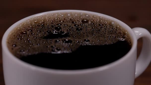 Warme koffie mengen met gietende melk crème. Geurende koffiebonen worden geroosterd in een koekenpan, rook komt van koffiebonen. Sluiten van zaden van koffie. Geurende koffiebonen worden geroosterd. koffie espresso closeup stoom drank warm. - Video