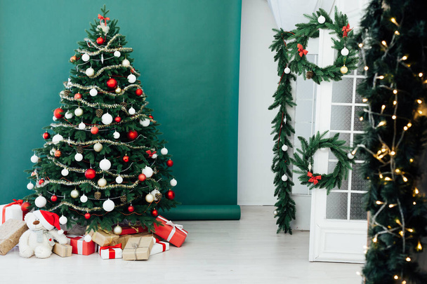 Navidad pino árbol de Navidad con regalos año nuevo decoración interior rojo verde - Foto, imagen