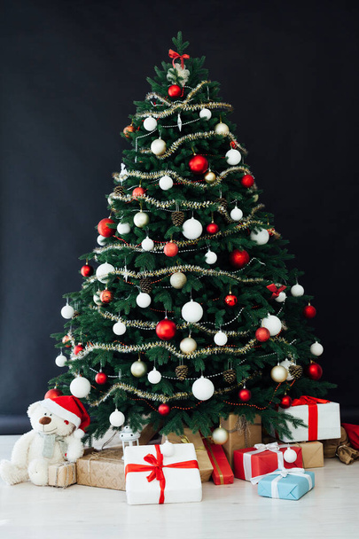 Διακοπές χριστουγεννιάτικο δέντρο πεύκο με δώρα το νέο έτος εσωτερική διακόσμηση κόκκινο πράσινο - Φωτογραφία, εικόνα