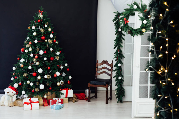 Διακοπές χριστουγεννιάτικο δέντρο πεύκο με δώρα το νέο έτος εσωτερική διακόσμηση κόκκινο πράσινο - Φωτογραφία, εικόνα