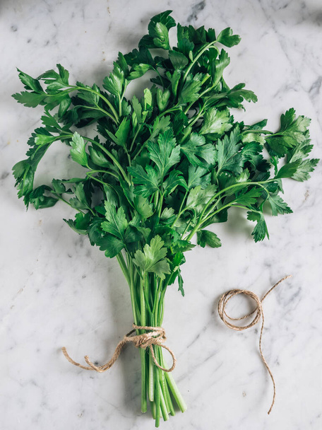 A top view shot of a bunch of parsley on a kitchen table - Foto, imagen