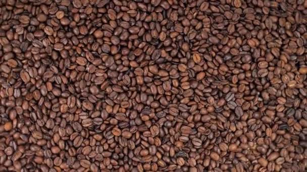 ホットコーヒーはミルククリームを入れて混ぜます。香り高いコーヒー豆はフライパンでローストされ、煙はコーヒー豆から来ています。コーヒーの種を閉じます。香り高いコーヒー豆が焙煎されます。コーヒーエスプレッソクローズアップスチームドリンクホット. - 映像、動画