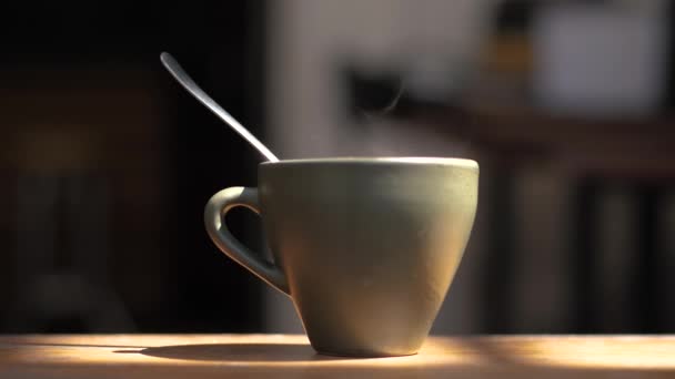 Heiße Kaffeemischung mit eingießender Milchcreme. Duftende Kaffeebohnen werden in einer Pfanne geröstet, Rauch kommt aus Kaffeebohnen. Nahaufnahme von Kaffeesamen. Duftende Kaffeebohnen werden geröstet. Kaffee Espresso Nahaufnahme Dampfgetränk heiß. - Filmmaterial, Video