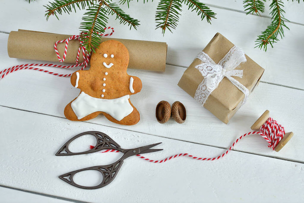 Noel, yeni yıl atık konsepti. Kraft kağıdında çevre dostu paketleme hediyeleri, jüt topu, zencefilli ekmek adam, hafif ahşap masada retro makas. Hediyeler, ekolojik dekorasyon seçmeli odaklanma. Boşluğu kopyala - Fotoğraf, Görsel