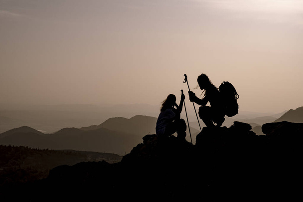 Glück, Balz, Liebe zu jungen Liebenden auf dem Gipfel des Berges - Foto, Bild
