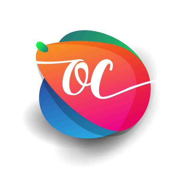 Buchstabe OC-Logo mit buntem Spritzhintergrund, Buchstabenkombination Logo-Design für kreative Industrie, Web, Wirtschaft und Unternehmen. - Vektor, Bild