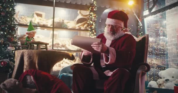 Weihnachtsmann und Wichtel bereiten sich auf Weihnachten vor - Filmmaterial, Video