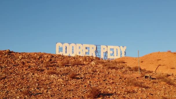 Coober Pedy üdvözlő tábla naplementekor - Felvétel, videó
