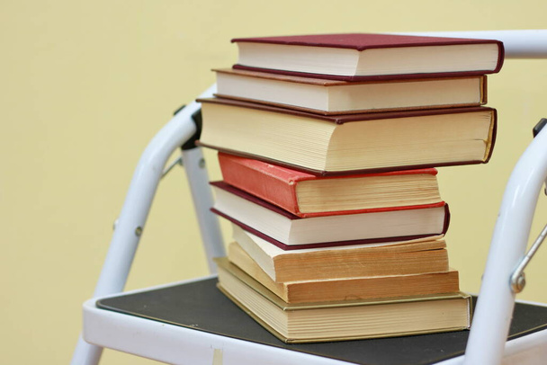 Bücher auf der Leiter in der Bibliothek - Foto, Bild