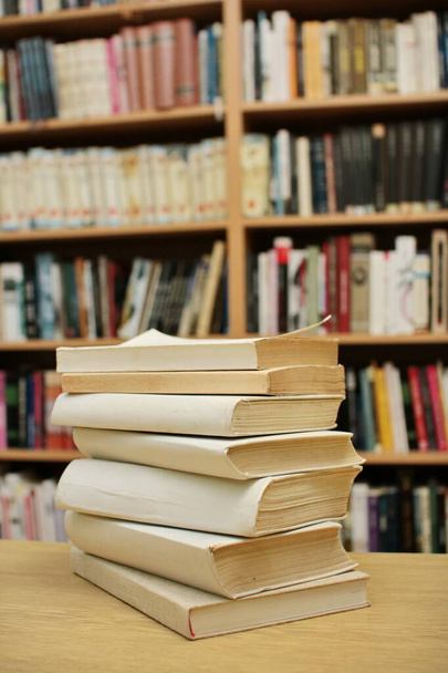 Kirjoja kirjaston pöydällä - Valokuva, kuva