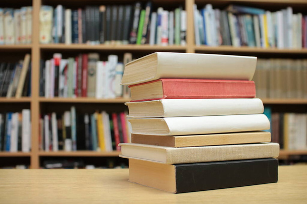Libros en la mesa de la biblioteca - Foto, Imagen