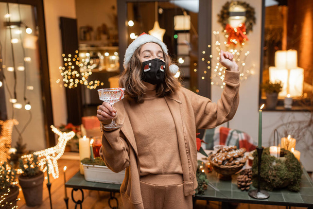 Mujer en auto-aislamiento celebrando vacaciones de Año Nuevo en casa - Foto, Imagen