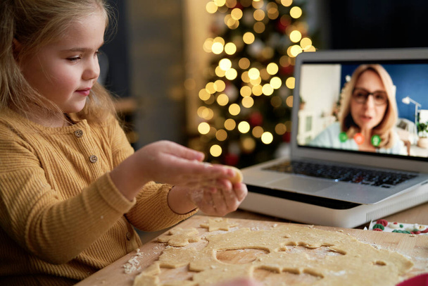 Primo piano di nipote mostrando i biscotti di Natale della nonna                                - Foto, immagini