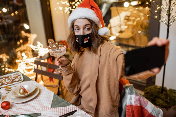 Frau in Selbstisolierung feiert Silvester zu Hause - Foto, Bild
