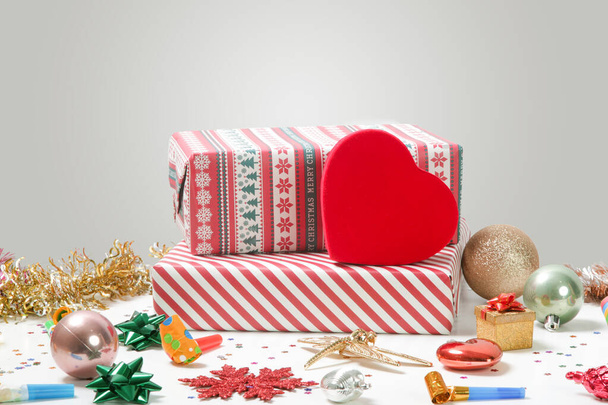 Diverses boîtes-cadeaux sur la table avec des ornements de Noël. Fête de l'hiver et concept de cadeau.  - Photo, image