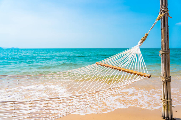 hamac blanc vide autour de l'océan de plage de mer pour le concept de vacances de voyage de loisirs - Photo, image