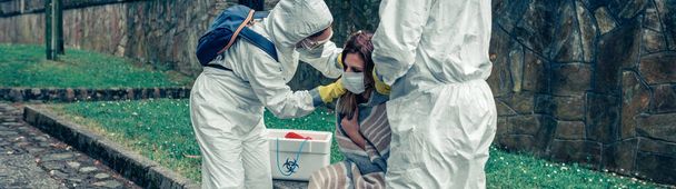 Οι γιατροί βάζουν προστατευτική μάσκα σε γυναίκα μολυσμένη με ιό - Φωτογραφία, εικόνα