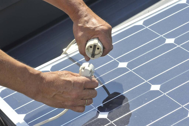wtyczka zasilania i panel słoneczny, zrównoważona i ekologiczna produkcja energii - Zdjęcie, obraz