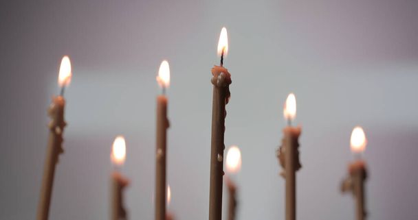 Candles burning on a church altar. Burning a candles on blurred background - Fotoğraf, Görsel