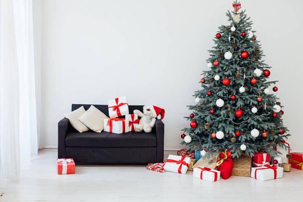 Árbol de Navidad Nochevieja con Regalos Decoración Casa - Foto, imagen