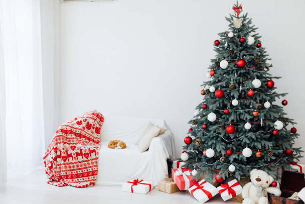 Uudenvuodenaattona joulukuusi lahjat sisustus House - Valokuva, kuva
