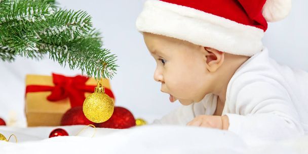 Foto de Navidad del bebé con decoración de Año Nuevo. enfoque selectivo. vacaciones. - Foto, imagen