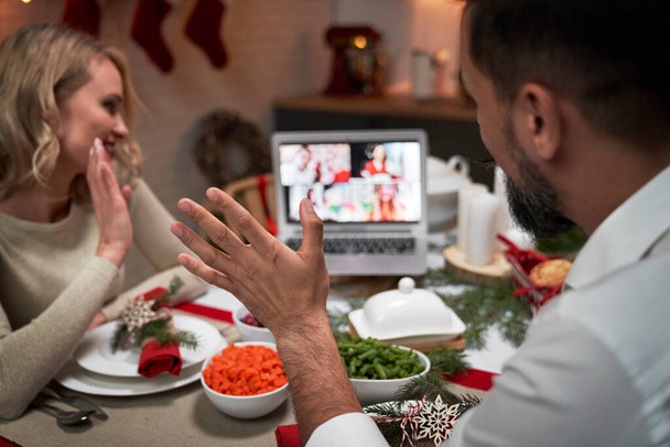 Видеоразговор с близкими во время рождественского ужина                                - Фото, изображение