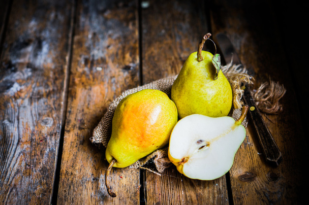 Pears on rustic wooden background - Foto, immagini