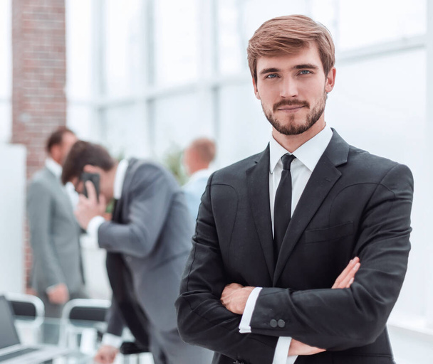 confident young businessman standing in the office - Foto, Imagen