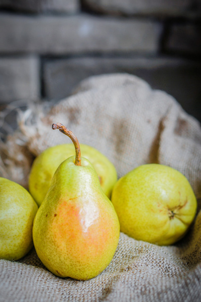 Pears on rustic wooden background - Foto, afbeelding