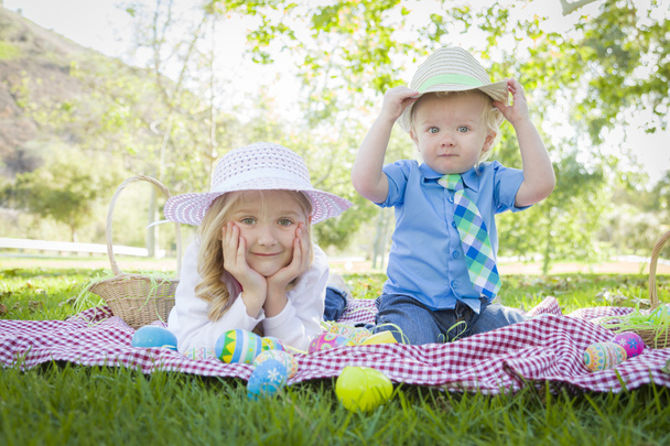Mignon jeune frère et sœur profiter de leurs oeufs de Pâques à l'extérieur
 - Photo, image