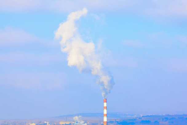 Zanieczyszczenie dymem w rurach przemysłowych. Problemy z globalnym ociepleniem  - Zdjęcie, obraz