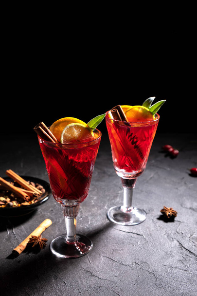 Cocktail créatif de boissons de vacances en verre à boire géométrie oh fond noir - Photo, image