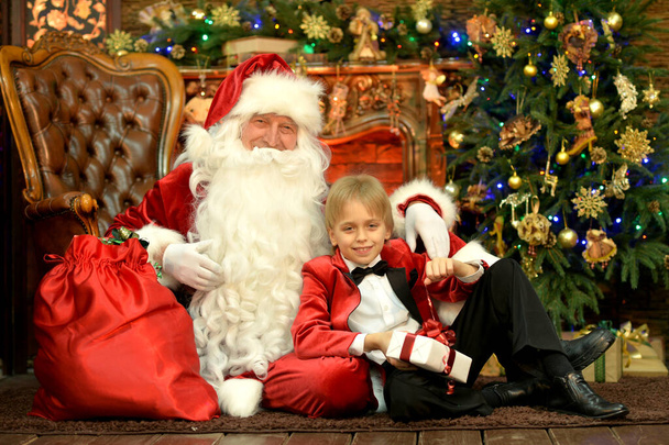  Santa Claus and happy boy on Christmas - Foto, afbeelding