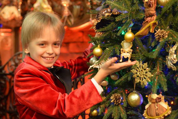 lindo chico posando cerca de árbol de Navidad - Foto, imagen