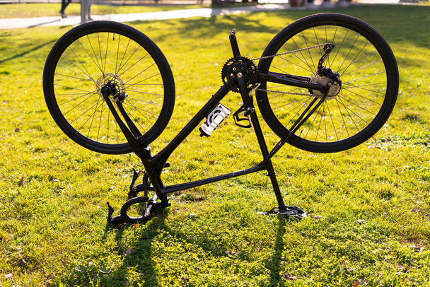 una bicicleta invertida se encuentra en el parque con las ruedas al revés. concepto de rotura durante la conducción. - Foto, Imagen