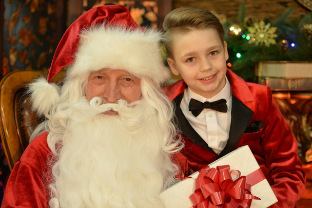  Santa Claus and happy boy with gift  - Foto, Imagen