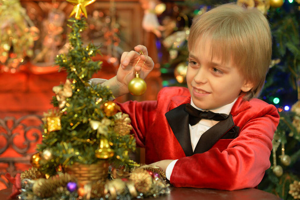 cute boy decorating Christmas tree - Fotoğraf, Görsel