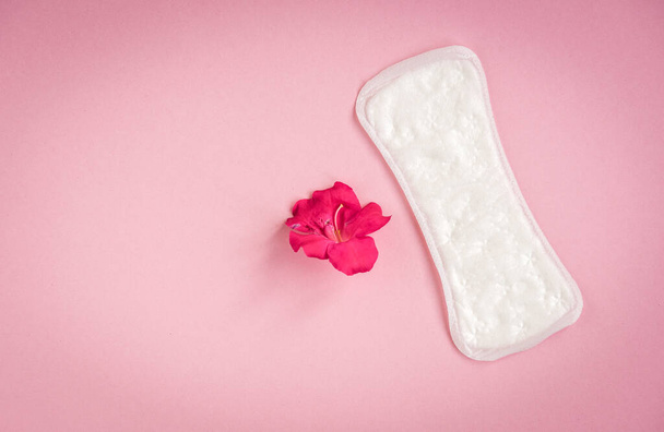 Protección de la higiene femenina. Almohadillas sanitarias sobre fondo rosa. - Foto, imagen