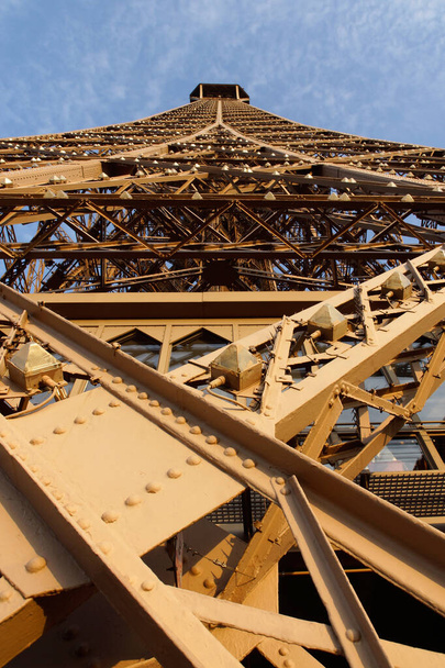 Párizs (Franciaország). Az Eiffel-torony építészeti részletei Párizs városában - Fotó, kép